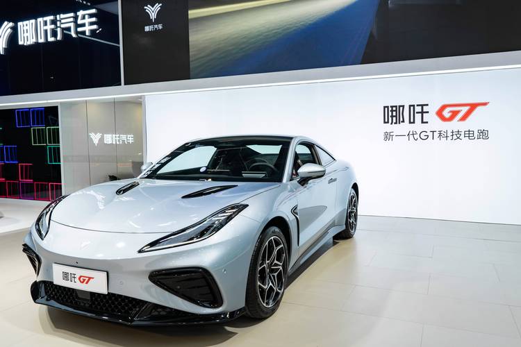 成都150哪吒汽车在智能汽车领域的表现，领途汽车在新能源汽车市场中的影响力